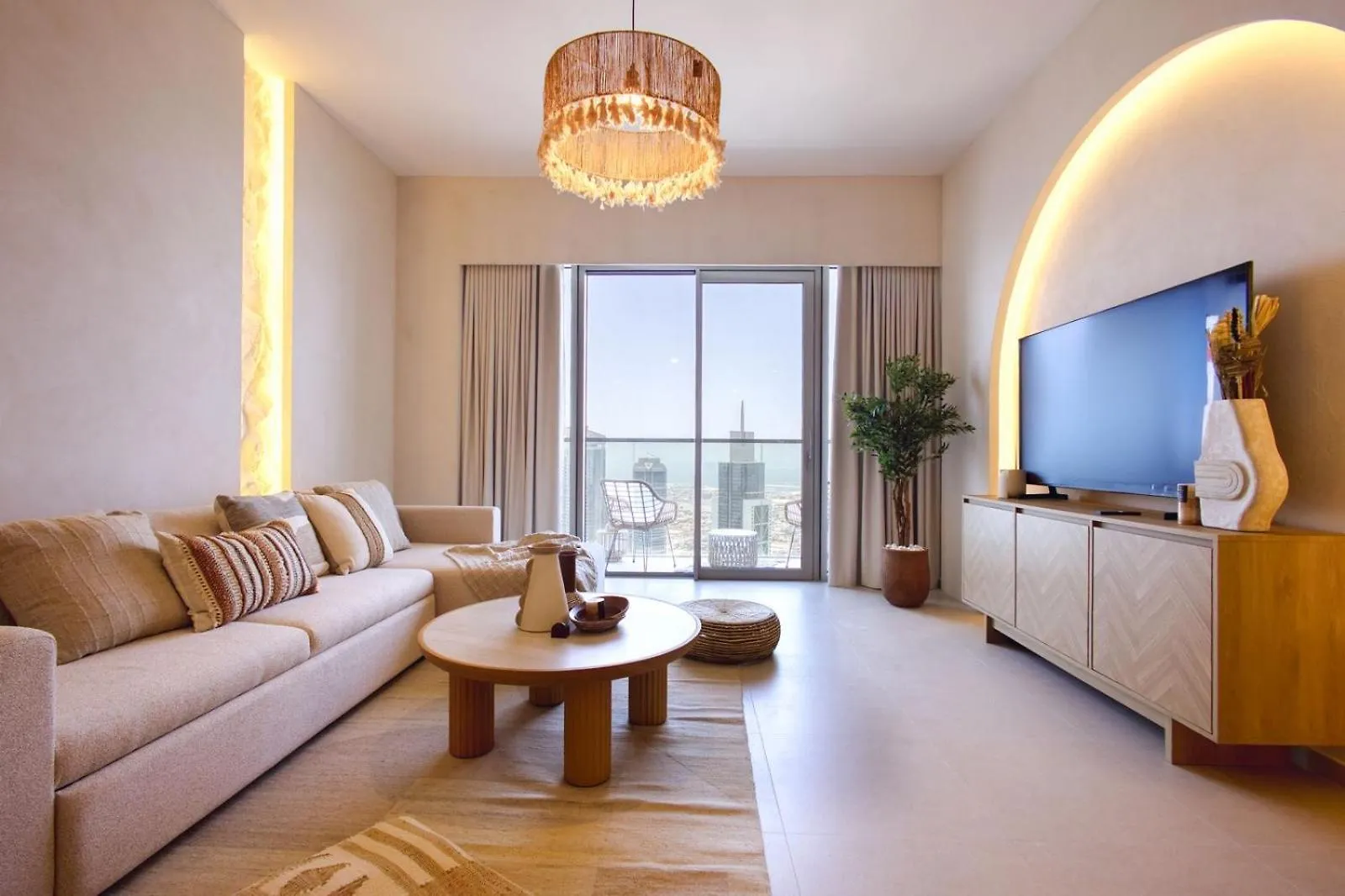 2Br Luxe Sea View Bohemianstyle Apartment Dubai