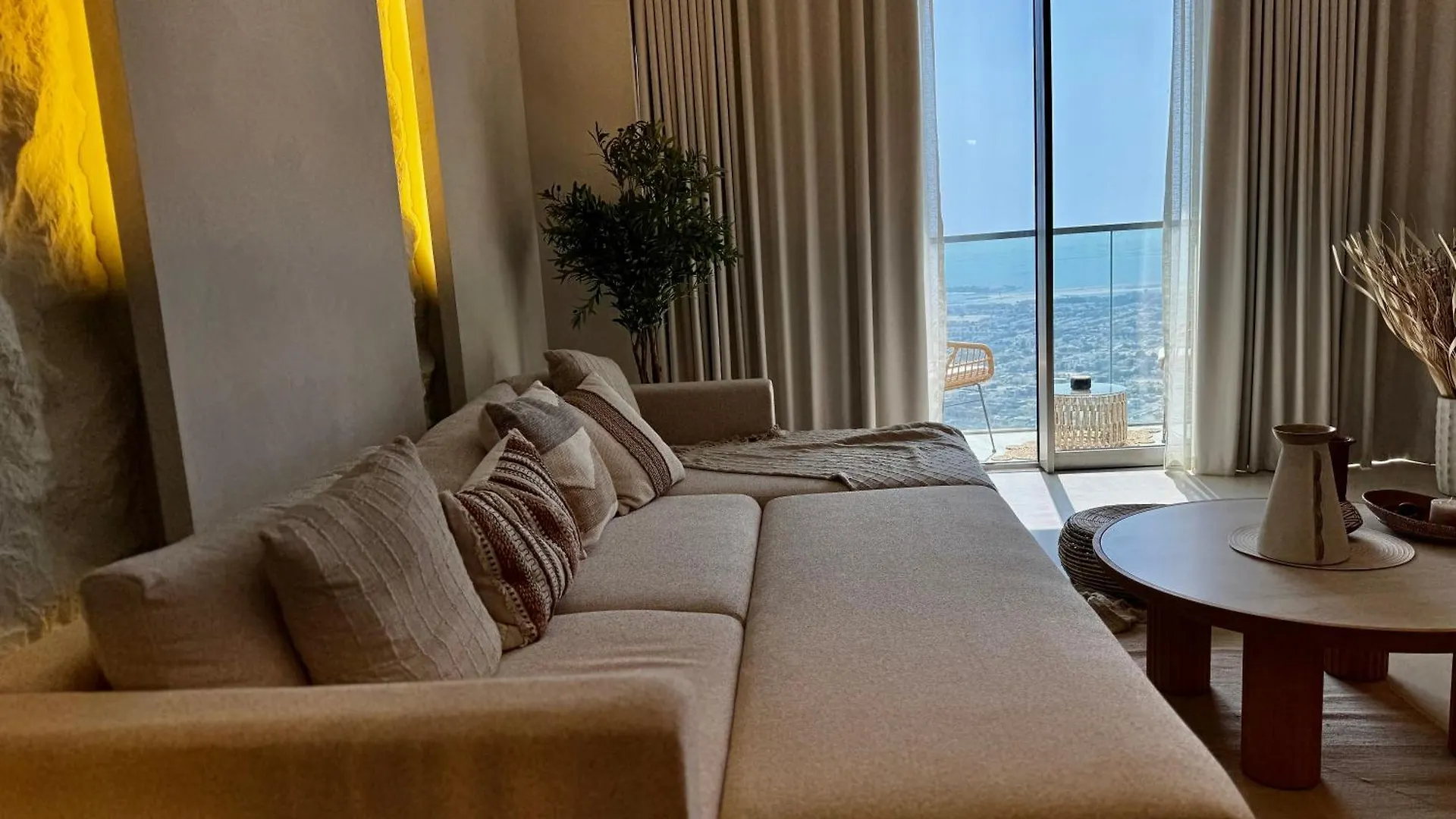 2Br Luxe Sea View Bohemianstyle Apartment Dubai